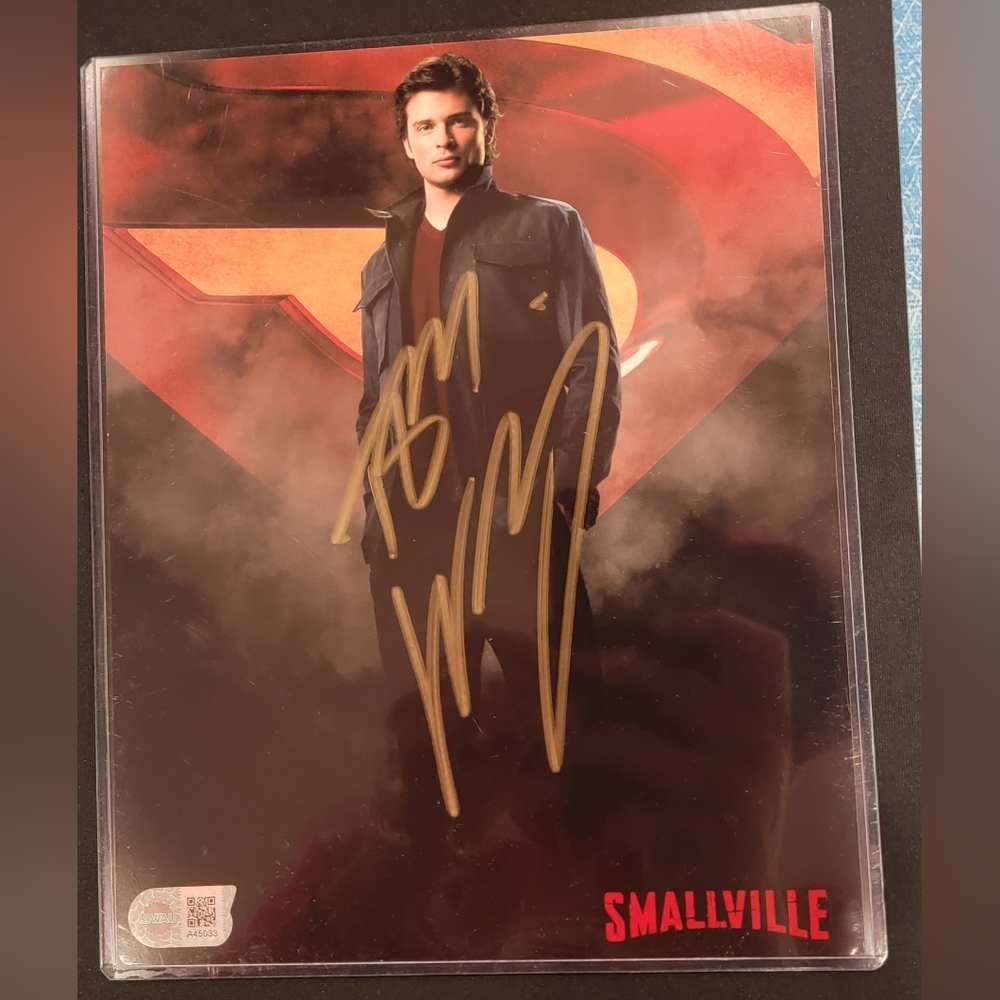 Tom Welling signed Smallville 8x10 photo.